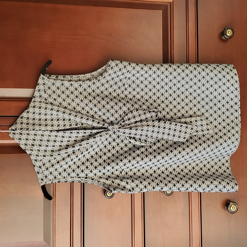 Banana Republic - black and white pattern sleeveless top. Size: Small.